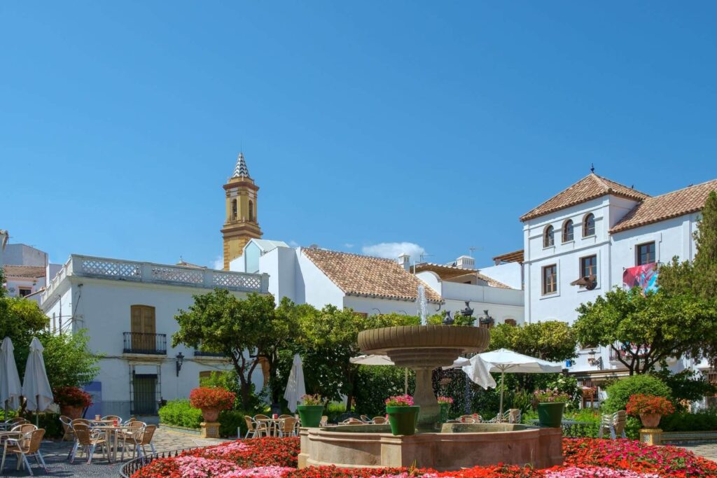 Plaza de las Flores in Estepona mit Kirchturm