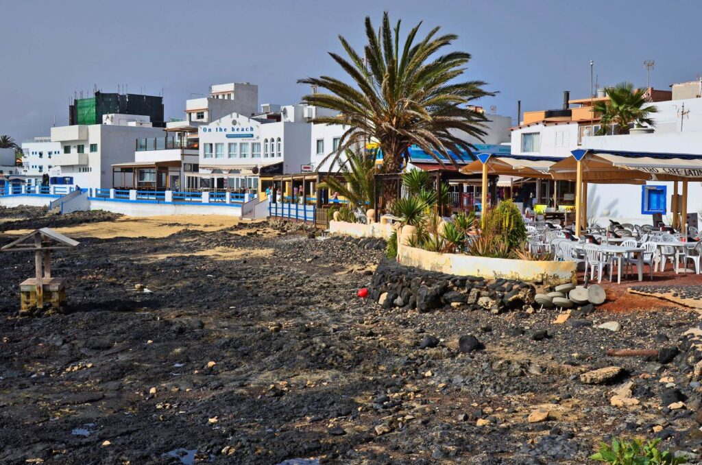 Promenade mit Restaurants in Corralejo
