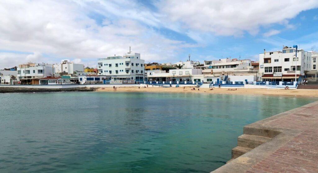 Corralejo mit Strand, Meer und Promenade