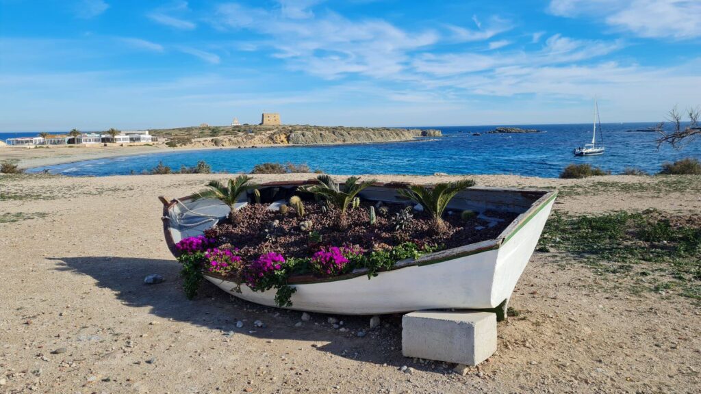 Platja de Tabarca mit Restaurants und Boot mit Blumen