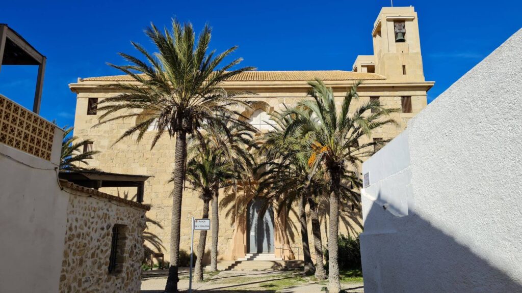 Kirche San Pedro y San Pablo mit Palmen