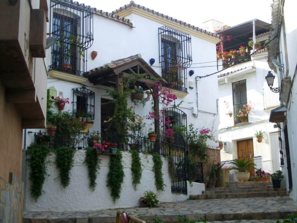 Estepona Altstadt mit Gasse und Häusern mit Blumen
