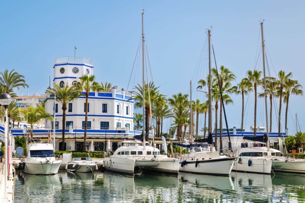 Hafen mit Booten von Estepona an der Costa del Sol