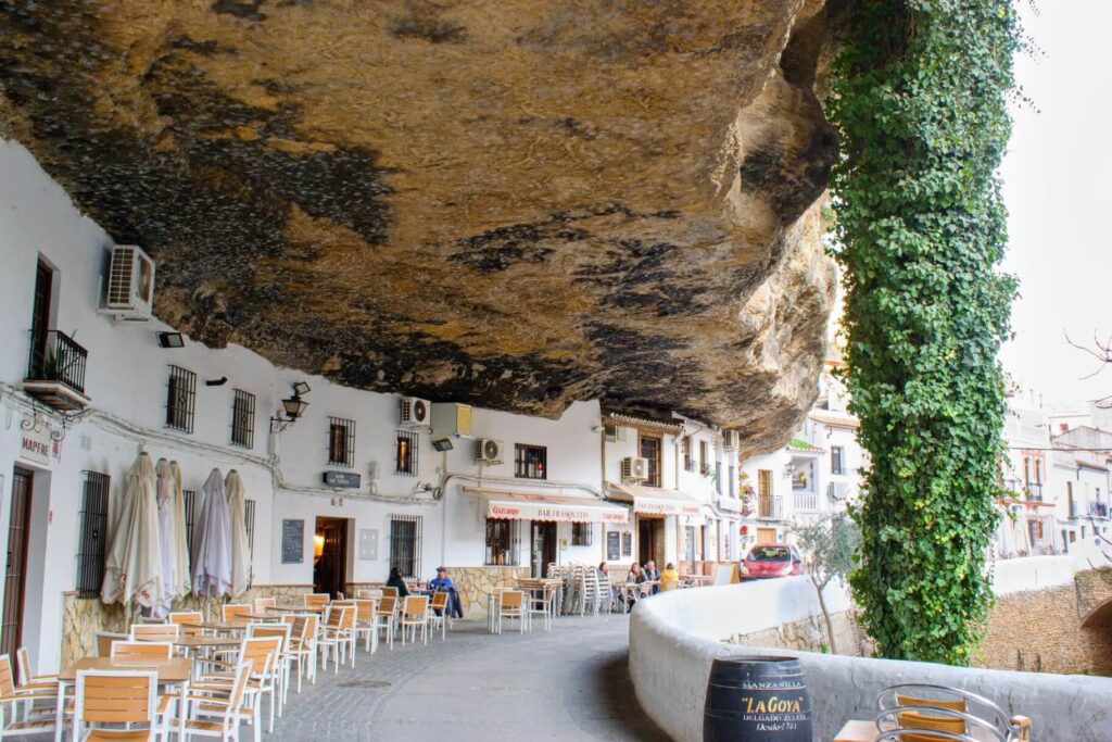 Bar in Setenil de las Bodegas Andalusien unter Felsen