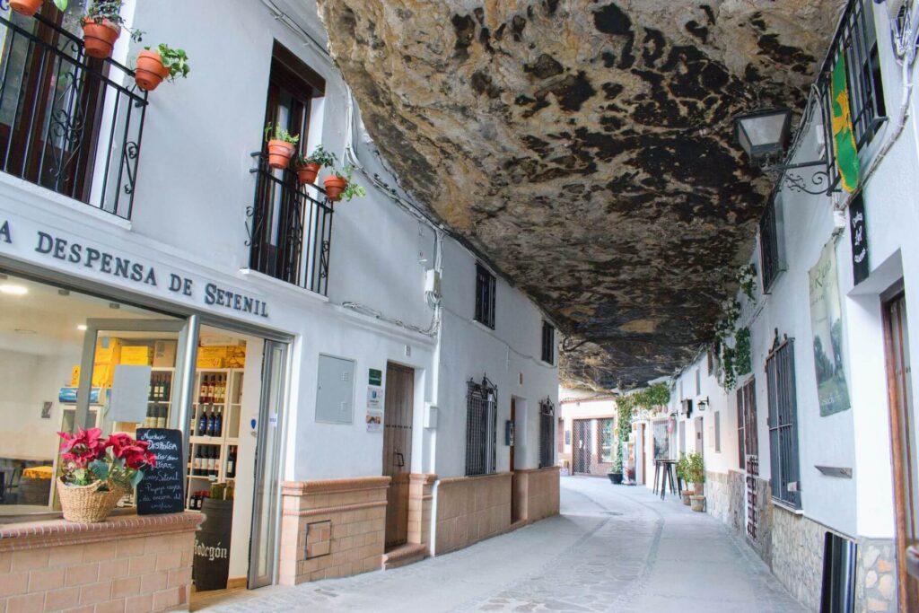 Geschäft in den Felsen der Sierra de Cádiz in Setenil de las Bodegas