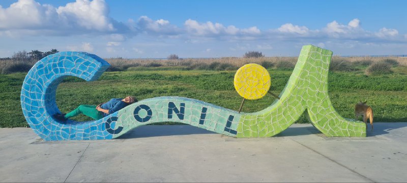 Schriftzug von Conil mit blauem Himmel und Wiese im Hintergrund